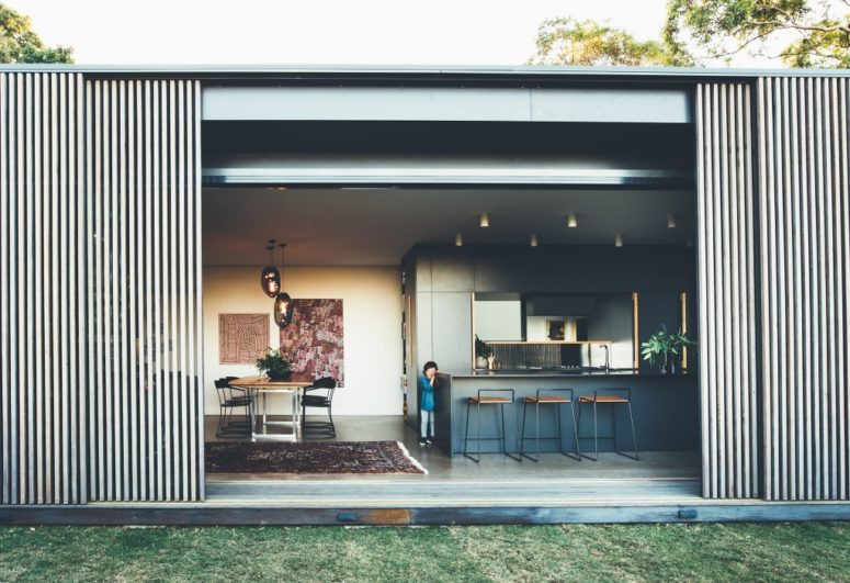 There are sliding doors that allows opening and closing the house to nature depending on the climate conditions