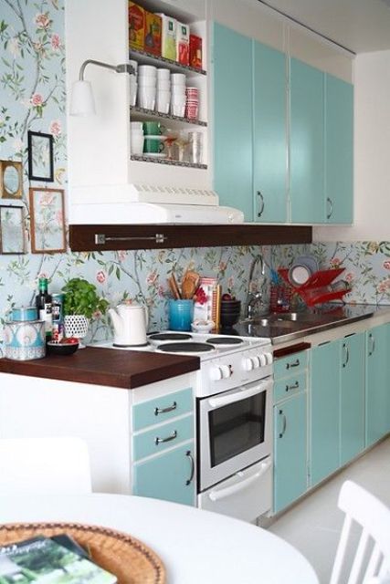 give a homey and living room-like look to your kitchen covering not only the backsplash but also the walls