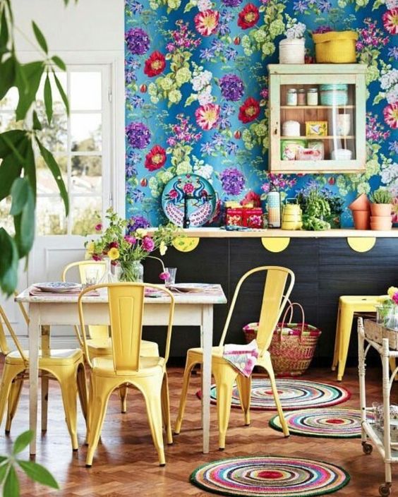 such gorgeous floral print wallpaper adds color and prints to the space and create an ambience