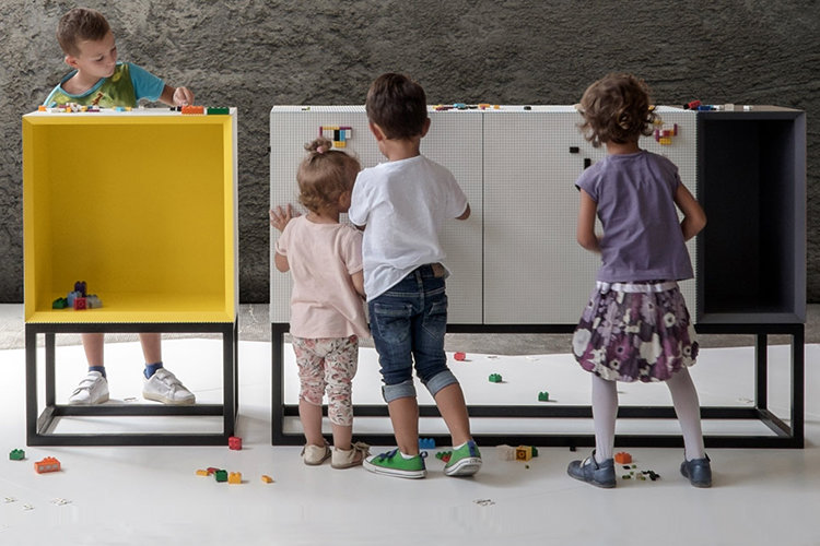 This creative and fun storage furniture is ideal for families with children, as they will enjoy covering it with LEGOs