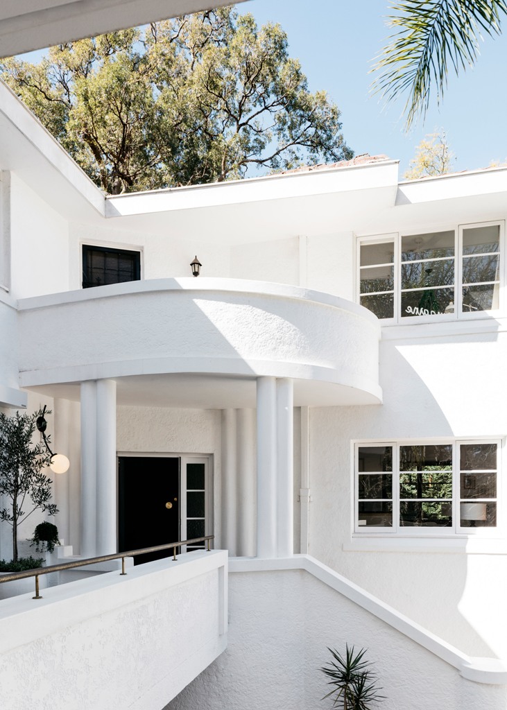 This gorgeous home was built in 1930s and its facades are inspired by luxurious ships that were on at that time, the outside was kept and restored, the inside was renovated