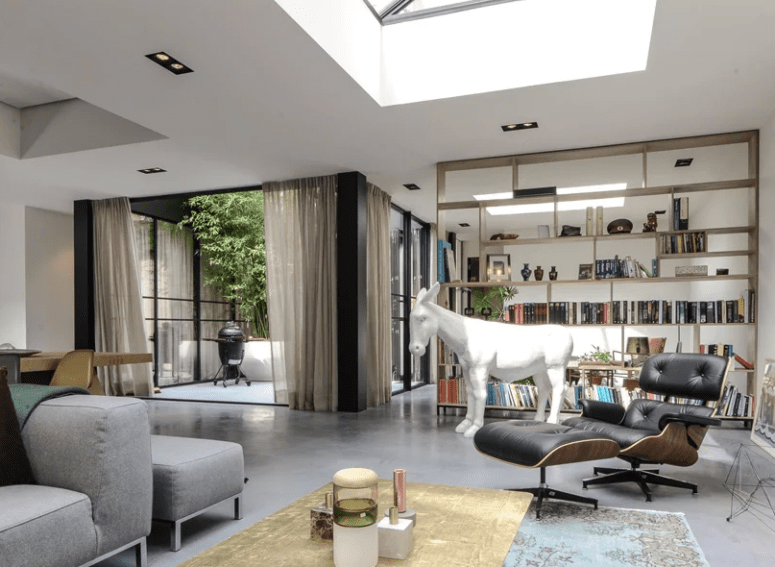 This loft is done with a patio in the middle, all the spaces are arranged around it and it fills the house with light and air