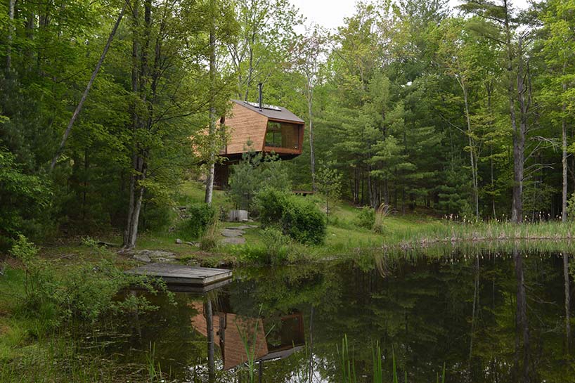 The house is elevated and touches the ground only in three points, it overlooks the lake
