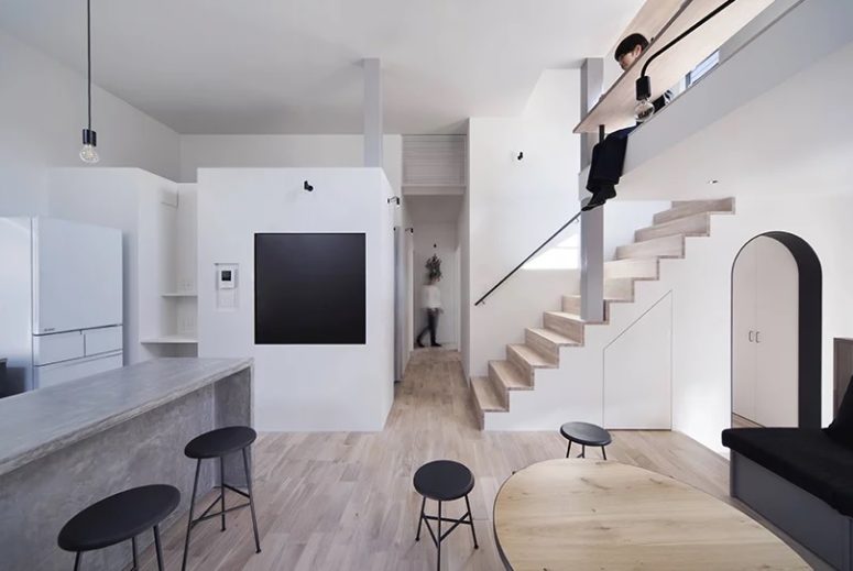 The color palette is restraint, white, grey, light-colored plywood and some black touches, so to make the interior catchy the designers used different materials