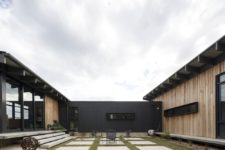 12 A central courtyard is formed between the different volumes of the house