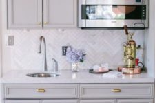 23 elegant marble tiles clad in a chevron pattern is a chic and elegant idea suitable for a traditional kitchen