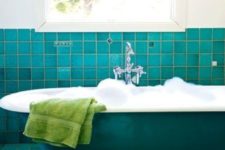 26 turquoise tiles and a matching bathtub for a bold vintage-inspired space