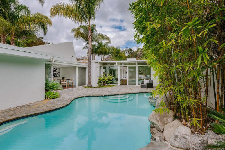 This mid century modern bungalow is Taylor Swift's guest house, it's surrounded with tropical palms and lush greneery