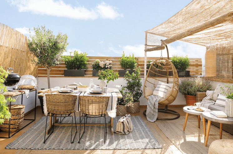 This terrace is very welcoming and summer-ready, it's a nice example to steal