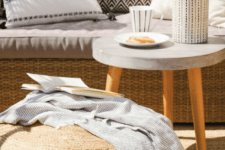 05 The relaxed and light feel is achieved with wood and wicker plus soft textiles
