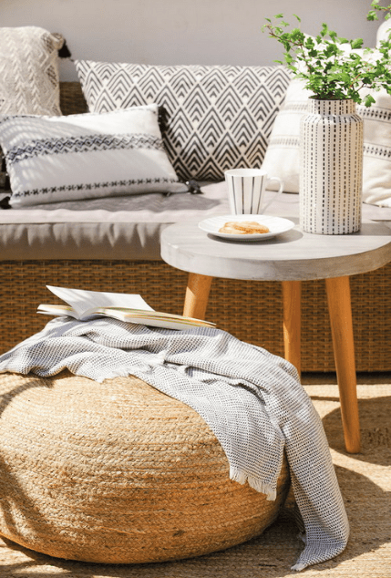 The relaxed and light feel is achieved with wood and wicker plus soft textiles