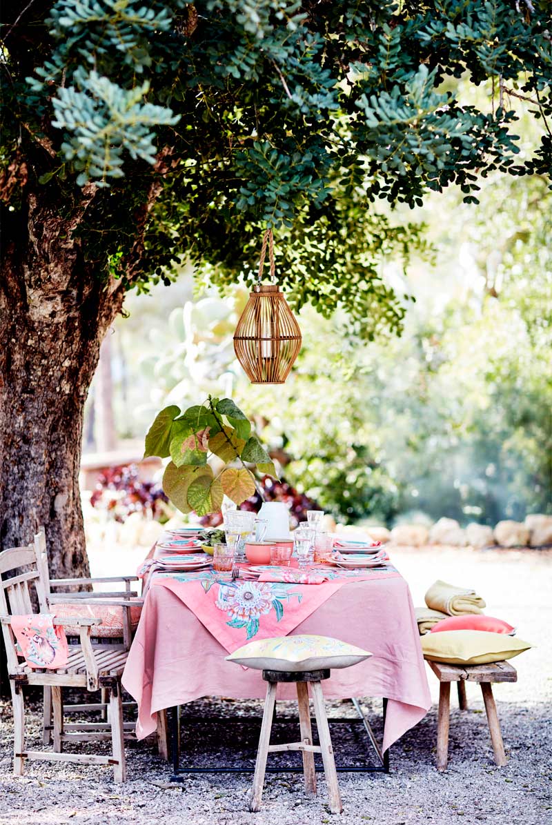 This is how you may dress up the table with the newest items