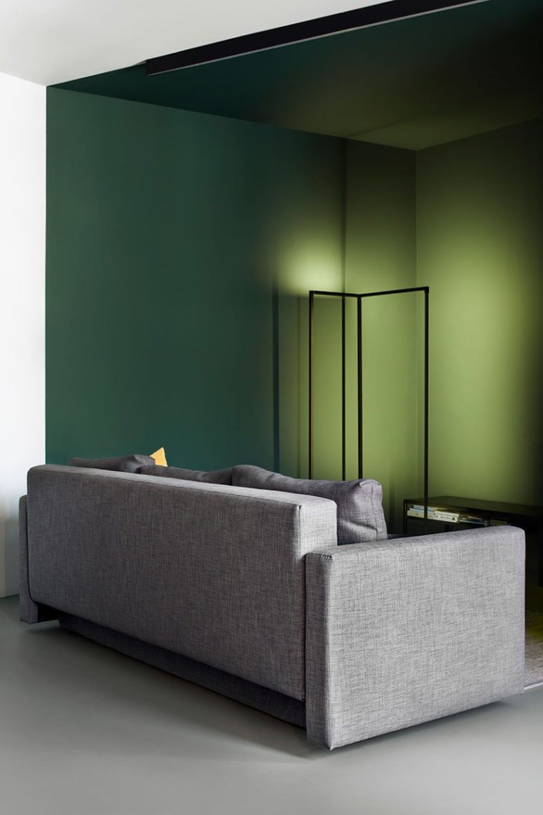 In the living room, the ‘color pocket’ separates the resting zone and the passage