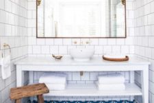 18 bright blue mosaic tiles and white tiles on the walls build up a gorgeous beach-inspired bathroom