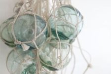20 hanf glass floats in ropes for a creative and bold coastal look, it can be used as an art object