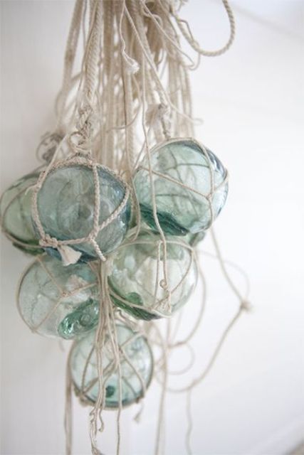 hanf glass floats in ropes for a creative and bold coastal look, it can be used as an art object