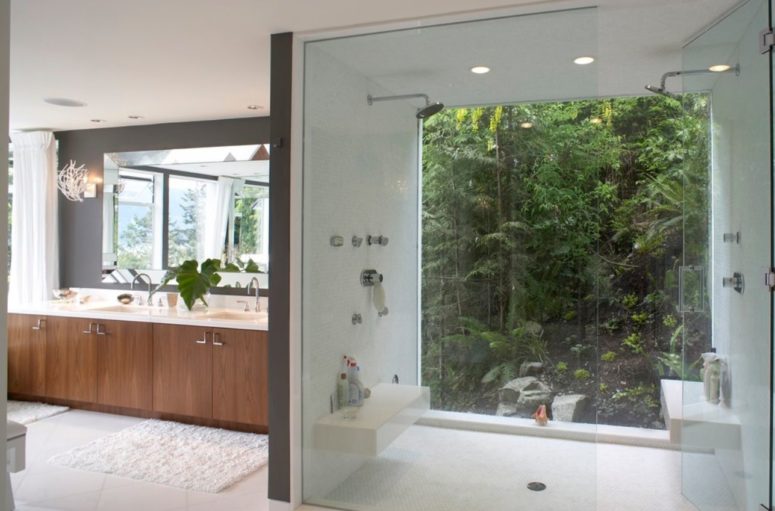 a full height window goes on a jungle-style private garden, which guarantees privacy