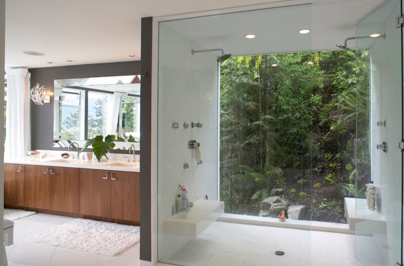 A full height window goes on a jungle style private garden, which guarantees privacy