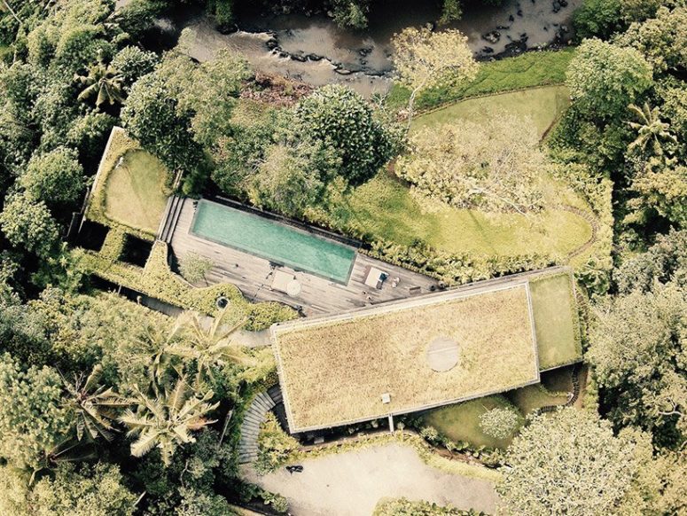 Chameleon Villa Disappears Within Its Surroundings
