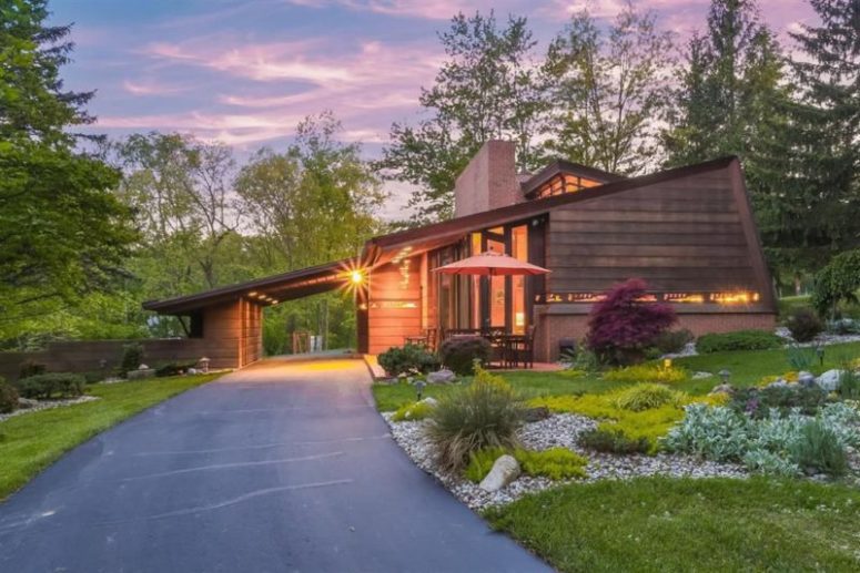 This compact home was built in Michigan by Frank Lloyd Wright and it shows off his architecture principles