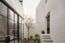 02 There’s a small courtyard with a peaceful desert garden, which adds peacefulnes to the spaces
