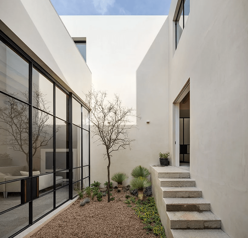 There's a small courtyard with a peaceful desert garden, which adds peacefulnes to the spaces