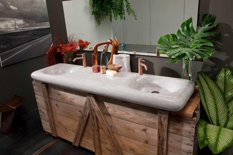 Flow is a smooth sink inspired by water flows of light-colored minerals, it can be double or single. It's a greet fit for an industrial-looking vanity.