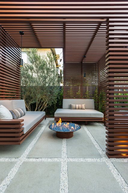 rich-stained wooden fences cover the whole outdoor zone and give it an ultra-modern look