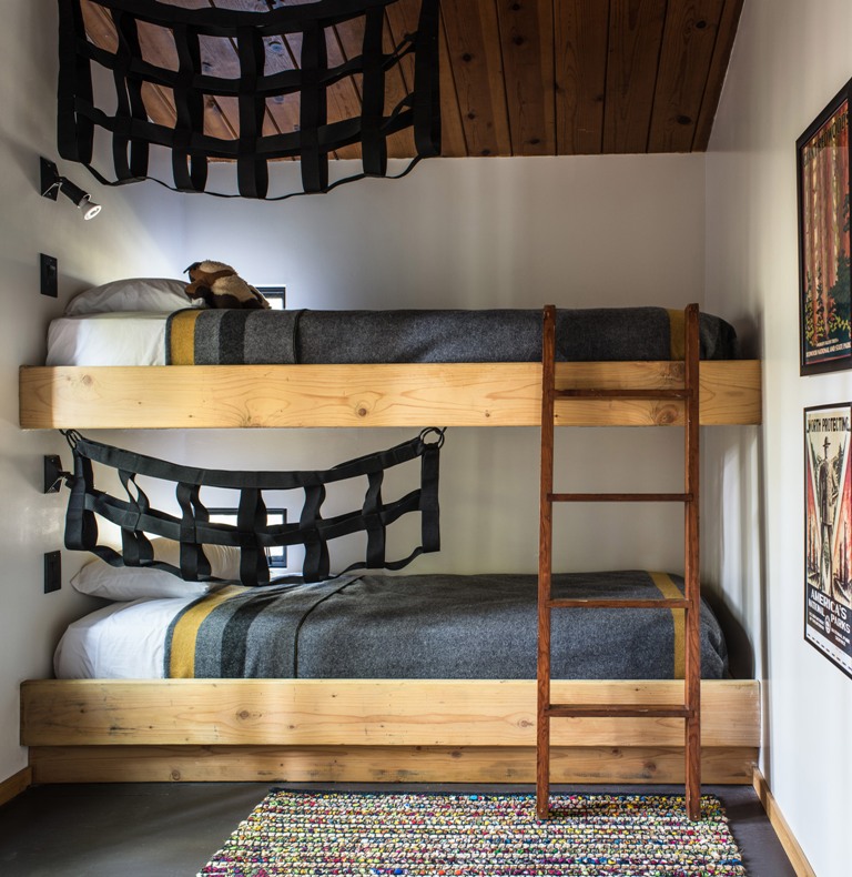 The bunk beds allow to accommodate more guests, and smart hanging shelving is great for storage