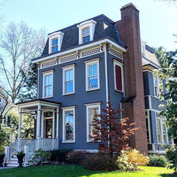 keep in mind that a house wiht a mansard roof looks a bit old-fashioned or vintage