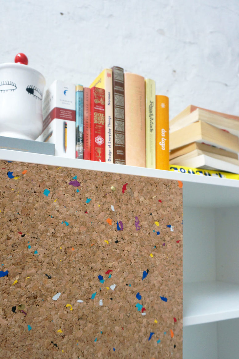 The cork panels are spruced up with colorful flecks to make your space more fun