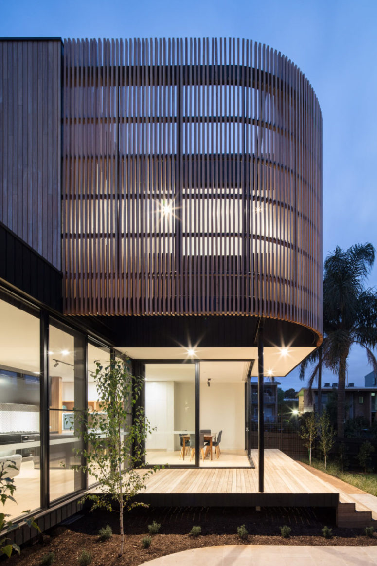 The upper part is clad with wooden planks in a curvy way to give it a more modern look and avoid excessive sunlight