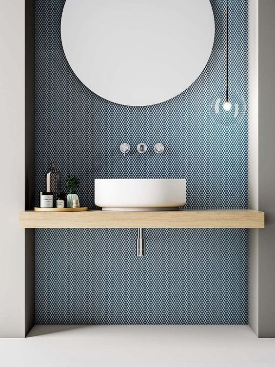 a blue panel on the sink wall adds color delicately and stylishly and looks very modern and cool