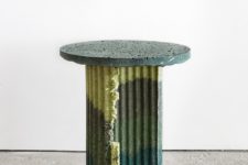 03 There are tables, stools, accessories and vessels to use for a bold touch to your decor