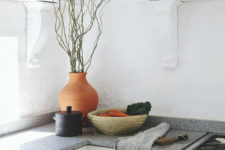 04 The mix of different styles is very harmonious, here you may see vintage shelves and an African calabaza