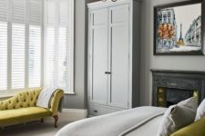 05 a grey bedroom brightened up with pistachio touches to highlight the refined style