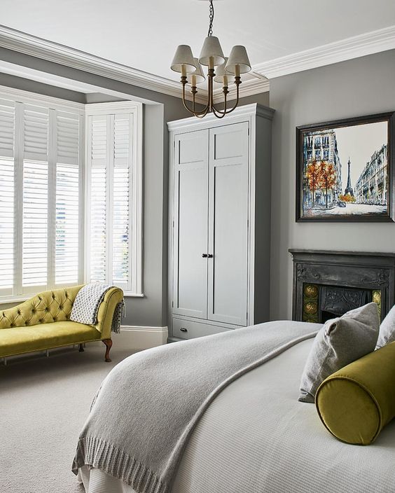 a grey bedroom brightened up with pistachio touches to highlight the refined style