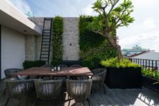 10 Green walls and beautiful large planters complement the open terrace, giving it a spectacular look
