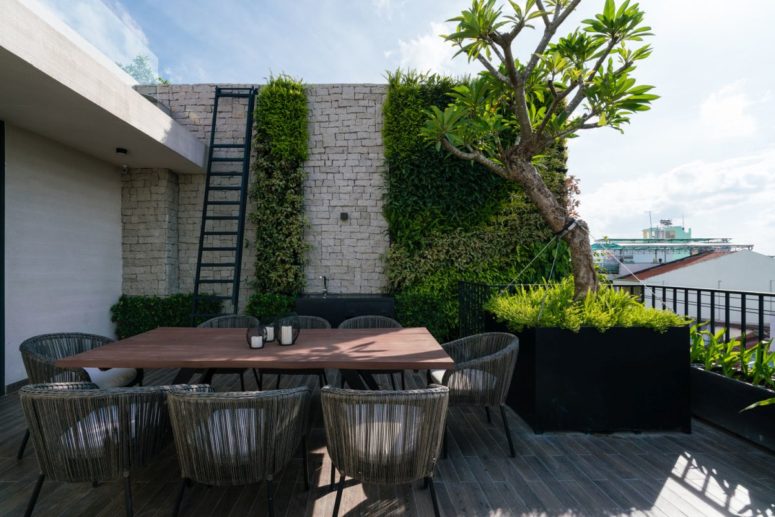Green walls and beautiful large planters complement the open terrace, giving it a spectacular look