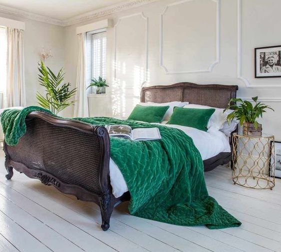 elegant emerald velvet bedding is a chic idea for the fall and winter and will make your sleep cozy