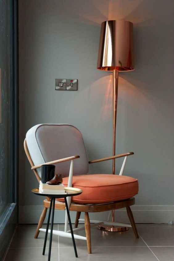 a statement shiny copper floor lamp is great idea to add a trendy touch and make the decor bolder