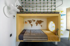 17 The first kid’s room is done with a creative bed with a climbing net on top