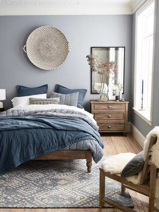 a stylish blue and grey bedding set, a blue and white rug are echoing with subtle lilac walls