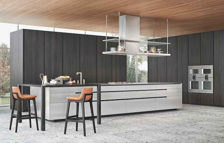 The kitchen is done in dark and light grey, there is solid wood and stainless steel that create a contrast and a modern feel