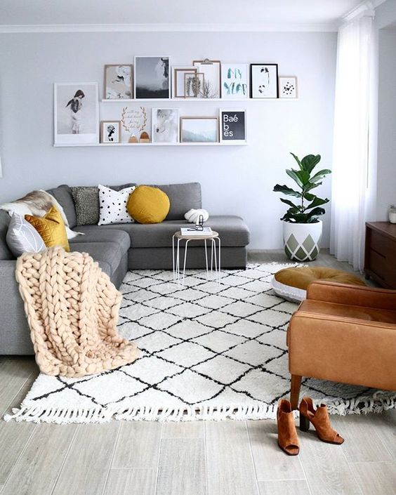 a simple printed rug with fringe adds coziness and comfort to the space