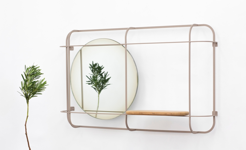 Encased in a steel frame, the Margin mirror has a round shape with a slight gradient