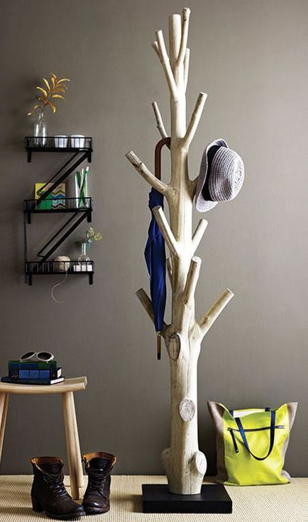 a coat rack made of a base and an old tree, which was cut and repurposed in the interior, a great idea for nature fans