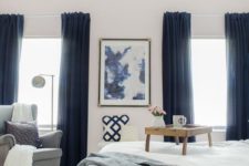06 thick navy curtains add a touch of drama to the room and tone down the natural light making the bedroom cozier