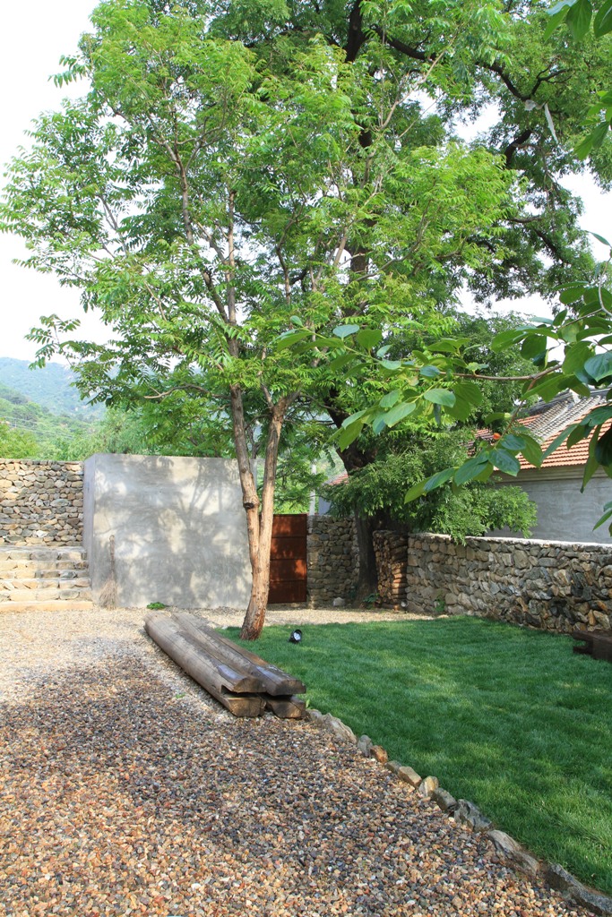 What a gorgeous home and landscape outdoors that invites and shows off the original charm of rural Chinese cottages