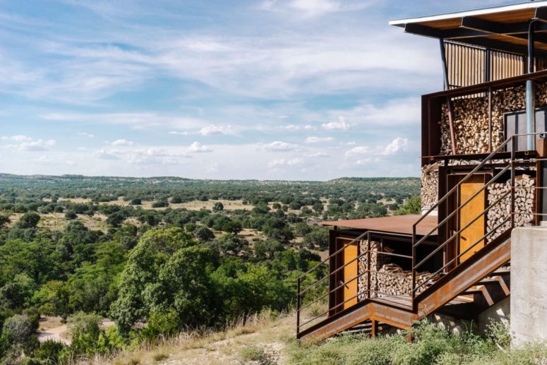 The ranch overlooks the valley and takes the advantage of the amazing views
